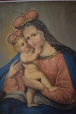 Starožitný náboženský obraz z bohatšího domácího prostředí „Madona s Ježíškem“ - malba olejem na plátno z druhé čtvrtiny 19. stol. je kvalitním a originálním náboženským obrazem po generace předávajícím Mariánskou víru v přímluvkyni i duchovní útěchu