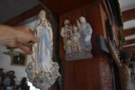 Závěsná reliéfní soška Panny Marie Lurdské z biskvitu ručně malovaná a zlacená.