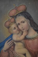 Starožitný náboženský obraz z bohatšího domácího prostředí „Madona s Ježíškem“ - malba olejem na plátno z druhé čtvrtiny 19. stol. je kvalitním a originálním náboženským obrazem po generace předávajícím Mariánskou víru v přímluvkyni i duchovní útěchu