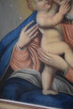 Starožitný náboženský obraz z bohatšího domácího prostředí „Madona s Ježíškem“ - malba olejem na plátno z druhé čtvrtiny 19. stol. je kvalitním a originálním náboženským obrazem po generace předávajícím Mariánskou víru v přímluvkyni i duchovní útěchu