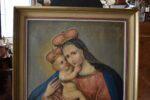 Starožitný náboženský obraz z bohatšího domácího prostředí „Madona s Ježíškem“ - malba olejem na plátno z druhé čtvrtiny 19. stol. je kvalitním a originálním náboženským obrazem po generace předávajícím Mariánskou víru v přímluvkyni i duchovní útěchu