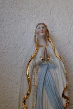 Závěsná reliéfní soška Panny Marie Lurdské z biskvitu ručně malovaná a zlacená.
