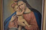 Starožitný náboženský obraz z bohatšího domácího prostředí „Madona s Ježíškem“ - malba olejem na plátno z druhé čtvrtiny 19. stol. je kvalitním a originálním náboženským obrazem po generace předávajícím Mariánskou víru v přímluvkyni i duchovní útěchu