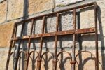 Hodnotná starožitná okenní mříž z klasicismu a empíru z počátku 19. století.