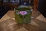 Starožitný secesní keramický obal na květináč s plastickým florálním dekorem a ručně malovanými květy.