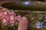 Starožitný secesní keramický obal na květináč s plastickým florálním dekorem a ručně malovanými květy.