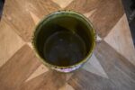 Starožitný secesní keramický obal na květináč s plastickým florálním dekorem a ručně malovanými květy.