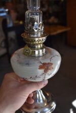 Starožitná secesní petrolejová lampa s ručně malovanou skleněnou nádobkou s vlčími máky