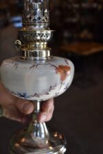 Starožitná secesní petrolejová lampa s ručně malovanou skleněnou nádobkou s vlčími máky