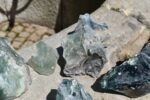 Kolekce skleněných kamenů z modrozelené taveniny zaniklé šumavské sklárny Arnoštov