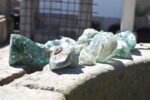 Kolekce skleněných kamenů z modrozelené taveniny zaniklé šumavské sklárny Arnoštov