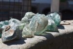 Kolekce skleněných kamenů z modrozelené taveniny zaniklé šumavské sklárny Arnoštov