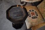 Prvorepublikový osmiboký stojan ART-DECO s ručně malovanou keramickou destičkou.