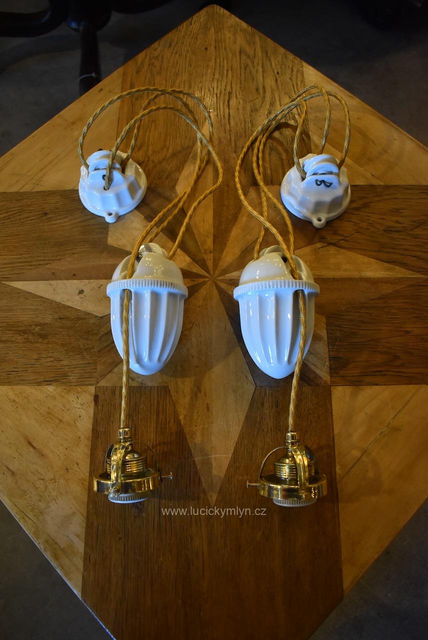 Vkusné a našimi předky osvědčené starožitné porcelánové stahovačky - pár s nově osazeným a zlatě opleteným stylovým kabelem - výškově nastavitelná světla venkovského typu Starožitné porcelánové stahovačky pár s kanelovaným vejcem a zlatě opleteným kabelem
