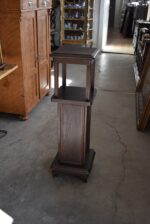 Starožitný dubový stojan ve stylu ART-DECO s florálně řezanými tlapkami a profilovanými sloupky