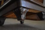 Starožitný dubový stojan ve stylu ART-DECO s florálně řezanými tlapkami a profilovanými sloupky