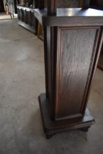 Starožitný dubový stojan ve stylu ART-DECO s florálně řezanými tlapkami a profilovanými sloupky