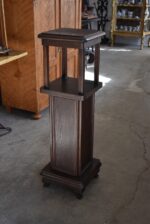 Starožitný dubový stojan ve stylu ART-DECO s florálně řezanými tlapkami a profilovanými sloupky