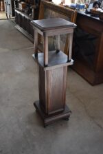Starožitný dubový stojan ve stylu ART-DECO s florálně řezanými tlapkami a profilovanými sloupky