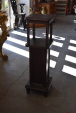 Starožitný dubový stojan ve stylu ART-DECO s florálně řezanými tlapkami a profilovanými sloupky