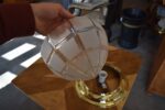 Antyczna lampa sufitowa z polerowanego mosiądzu w kolorze złotym z matowym, siatkowym kloszem szklanym.