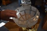 Antyczna lampa sufitowa z polerowanego mosiądzu w kolorze złotym z matowym, siatkowym kloszem szklanym.