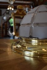 Antyczna lampa sufitowa z polerowanego mosiądzu w kolorze złotym z matowym, siatkowym kloszem szklanym.