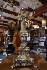 Krásný starožitný mosazný svícen přestavěný na lampu v barokně klasicistním stylu