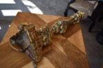 Krásný starožitný mosazný svícen přestavěný na lampu v barokně klasicistním stylu