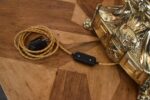Krásný starožitný mosazný svícen přestavěný na lampu v barokně klasicistním stylu