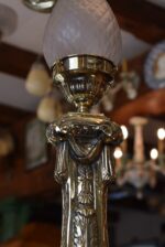 Krásný starožitný mosazný svícen přestavěný na lampu v barokně klasicistním stylu