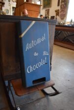 Starožitný nástěnný mechanický automat na čokoládu Automat de Chocolat z 3. čtvrtiny 20. stol.