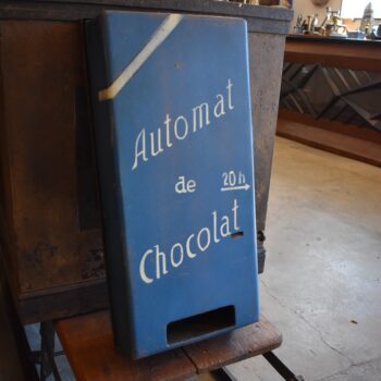 Starožitný nástěnný mechanický automat na čokoládu Automat de Chocolat z 3. čtvrtiny 20. stol.