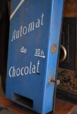 Starožitný nástěnný mechanický automat na čokoládu Automat de Chocolat z 3. čtvrtiny 20. stol.