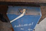 Starožitný nástěnný mechanický automat na čokoládu Automat de Chocolat z 3. čtvrtiny 20. stol.