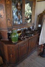 Starožitný barokní kameninový džbán s tmavozelenou olovnatou glazurou z období okolo roku 1800.