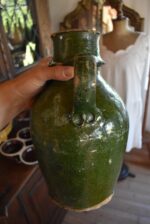 Starožitný barokní kameninový džbán s tmavozelenou olovnatou glazurou z období okolo roku 1800.