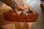 Starožitná keramická pečící forma miminko v zavinovačce s hnědou glazurou z 3. třetiny 19. stol.