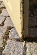 Starožitné barokní venkovské dveře s křížovým dělením a původním krabicovým zámkem.