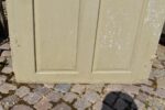 Starožitné barokní venkovské dveře s křížovým dělením a původním krabicovým zámkem.