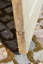 Starožitné barokní venkovské dveře s křížovým dělením a původním krabicovým zámkem.