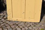 Starožitné barokní venkovské dveře s křížovým dělením a původním krabicovým zámkem.