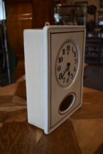 Starožitné prvorepublikové nástěnné kuchyňské hodiny s bílým porcelánovým čílkem a kyvadlem.