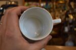 Sada 5 ks starožitných secesních porcelánových hrnečků s modrými medailonky a zlatými linkami.