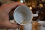 Sada 5 ks starožitných secesních porcelánových hrnečků s modrými medailonky a zlatými linkami.