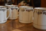 Sada 5 ks starožitných secesních porcelánových hrnečků s modrými medailonky a zlatými linkami.