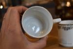 Sada 5 ks starožitných secesních porcelánových hrnečků s modrými medailonky a zlatými linkami.