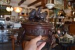 Starožitná šperkovnice Black Forest s řezbou tetřevů z masivního ořechového dřeva.