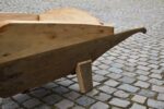 Starožitné dřevěné stavební kolečko z období 1. republiky s loukoťovým kolem a kovanou obručí