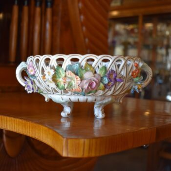 Starožitný porcelánový nástolec ve tvaru proutěného košíčku s ručně modelovanými kvítky, Wien.